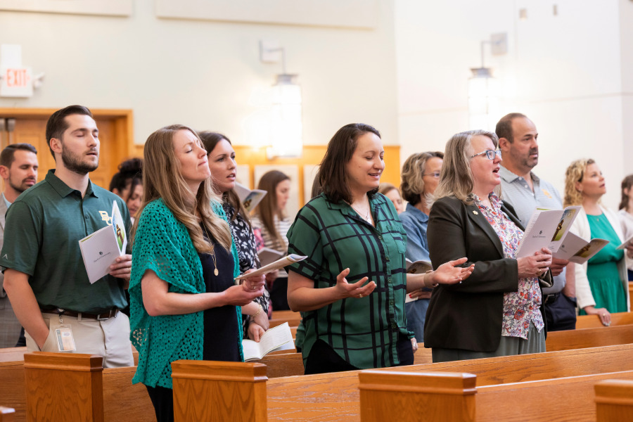 Truett students worshipping at chapel